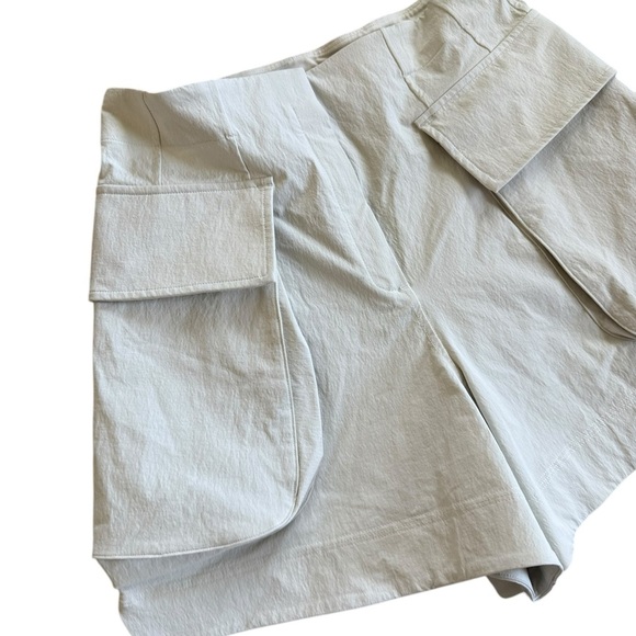 Lululemon Relaxed-Fit Super-High-Rise Cargo Short 4" in Bone - Picture 6 of 10